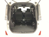 3列目シートは跳ね上げ式で折りたたみ可能です。キャンプ用品など大きな荷物もばっちり収納可能です。