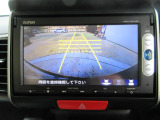 バックカメラの画像です。ガイドラインがスムースな車庫入れをサポートいたします。車庫入れの安心感がアップしますね。