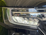【LEDヘッドライト】悪天候や夜間走行時も良好な視界を確保し安心して運転できる高輝度LEDヘッドライトを装備!点灯速度が早く、消費電力も抑えられています。