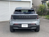 駐車の際は、パーク・パイロット・アシストをご利用ください。ステアリング操作も加減速も、EX30自身が行います。もちろん、並列駐車もお手の物です。