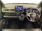 車内は光触媒抗菌消臭施工済です。インパネ周りはスタイリッシュなデザインで機能や装備も充実しています。グローブボックスやカップホルダーのほかにトレーなどたくさんの収納スペースが付いています。