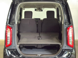 後部座席を前方に倒せば、広い荷室としてご利用いただけます!