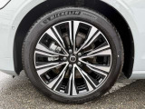 5マルチスポーク 8.0J&times;18インチ ダイヤモンドカット/ブラック 235/45R18サイズのミシュランを装着 ラグジュアリーな足元を演出します。