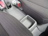 運転席と助手席の間にドリンクホルダーとちょっとした小物入れを装備。