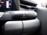 オートライト機能が装備されており暗い場所に入ると車両が検知しライトのON・OFFを自動的に切り替えてくれますので非常に便利な装備です♪