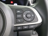 前車との適切な車間距離を保ちながら追従走行やスピードダウンをセンサーで行います。高速道路の長時間ドライブで疲労軽減に貢献します。