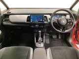 車内は光触媒抗菌消臭施工済です。スタイリッシュなデザインでスポーティなインパネ周りを演出します。グローブボックスやカップホルダーのほかにトレーなどたくさんの収納スペースが付いています。