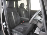 運転席のスペースはゆったりしていて、視界も広く確保されているので普段の運転からロングドライブまで快適です。