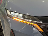 【LEDヘッドライト】悪天候や夜間走行時も良好な視界を確保し安心して運転できる高輝度LEDヘッドライトを装備!点灯速度が早く、消費電力も抑えられています。