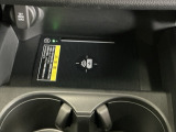 ワイヤレス充電器ついてます!スマートフォンを置くだけで充電可能。ケーブルをつなぐ煩わしさがありません。