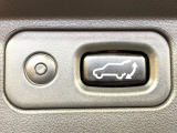 【パワーバックドア】スマートキーや運転席のボタンを押すだけでリアゲートが自動で開閉します!荷物を持っている時や、高い位置にあるバックドアを閉める際に便利な機能です♪