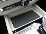 すぐ手の届くところにスマートフォンを置いておきながら同時に充電ができます。充電コードは不要。スマートフォンをカップホルダー前方の収納スペースに置いておくだけで非接触充電によりバッテリーが充電されます。