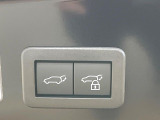 【パワーバックドア】スマートキーや運転席のボタンを押すだけでリアゲートが自動で開閉します!荷物を持っている時や、高い位置にあるバックドアを閉める際に便利な機能です♪