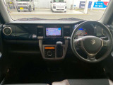 【運転席・助手席エアバッグ】エアバッグ装備で、もしもの事故の時に被害を軽減します。ハンドルのリモコンでオーディオの操作が可能です。