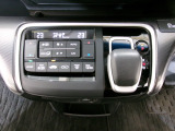 オートエアコンは左右席で独立温度コントロールが可能です。運転席はキンキンに冷やして助手席はマイルドにと言った設定が可能です。暑さ寒さでケンカすることもなくなりますね。インパネシフトで足元スッキリ。