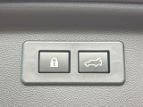 【パワーバックドア】スマートキーや運転席のボタンを押すだけでリアゲートが自動で開閉します!荷物を持っている時や、高い位置にあるバックドアを閉める際に便利な機能です♪