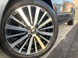 ●純正16インチアルミホイール:輸入車ならではの卓越した走りを支えるホイールと足回りです!日本車の走りに慣れている方にもぜひ体感して頂きたいほど、高いレベルでまとまっています!