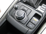 マツダコネクトを操作するコマンダーコントロールです。運転中に自然と手の触れる位置に配置されています。