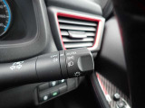 オートライト機能が装備されており暗い場所に入ると車両が検知しライトのON・OFFを自動的に切り替えてくれますので非常に便利な装備です♪
