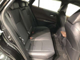 【後部座席】も当然、綺麗・清潔に仕上げております。内装の綺麗なお車は気持ちが良いですし、コンディションのいい車が多いです。これもオススメの1台です。