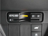 ◆ETC2.0装着◆進化したドライブ体験。料金収受システムだけだったETCが生まれ変わって、高速道路を賢く使うETC2.0に進化しました。多彩な情報サービスが便利で快適なドライブ体験を提供します。