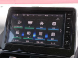 ナビゲーション+AV 2画面表示(デュアルウィンドウ)、TV、FM/AM、Bluetooth Audio、microSDカード(音楽/動画ファイル再生)、ハンズフリーフォン、スマホでの地図更新も可能な高性能大型ナビです。