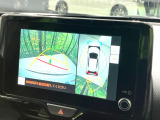 【パノラミックビューモニター】専用のカメラにより、上から見下ろしたような視点で360度クルマの周囲を確認することができます☆死角部分も確認しやすく、狭い場所での切り返しや駐車もスムーズに行えます。