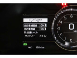 【アイサイト】渋滞時には先行車を認識して操舵を支援。混雑時は区画線と先行車の情報を組み合わせて安定した制御を行います。高速巡航時には先行車がいない場合でも区画線を認識することで車線内中央付近を維持。