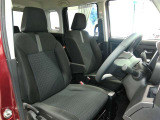 運転席側からの前席ビューです。内装色はブラック系ですので汚れも目立ちにくいです♪