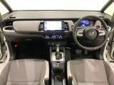 車内は光触媒抗菌消臭施工済です。インパネ周りはスタイリッシュなデザインです。グローブボックスやカップホルダーのほかにトレーなどたくさんの収納スペースが付いています。
