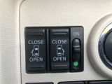 【両側電動スライドドア】です。小さいお子様やご年配の方も、簡単にドアの開閉ができます。また左右の行き来やスペースの狭い所でも安心して乗降できるので便利です。