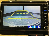 リバースギアに入れるだけで後方の表示へ切り替わります。夜間や雨の日の駐車も楽になりますよ。