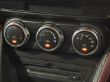 【オートエアコン】一度お好みの温度に設定すれば、車内の温度を検知し風量や温度を自動で調整。暑い&hellip;寒い&hellip;と何度もスイッチ操作をする必要はありません。快適な車内空間には必須の機能ですね♪