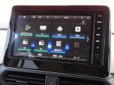 ナビゲーション+AV 2画面表示(デュアルウィンドウ)、TV、FM/AM、Bluetooth Audio、microSDカード(音楽/動画ファイル再生)、ハンズフリーフォン、スマホでの地図更新も可能な高性能大型ナビです。
