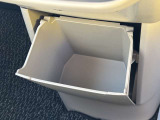 袋をかぶせることで一時的なゴミ箱として使用することもできますね!