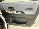 【運転席ドア】ボトルホルダーや収納ポケットが付いているので運転席周りもスッキリ保てます★