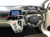 運転席周りのレイアウトをご覧ください。ナビゲーションが綺麗に装着されスッキリ収まってますね!操作スイッチも手が届きやすくわかりやすいです!