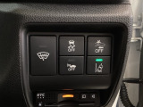 Hondaセンシング用の、VSA(ABS+TCS+横滑り抑制)解除と路外逸脱抑制機能のオンオフスイッチなどはハンドルの右側に装備しています。