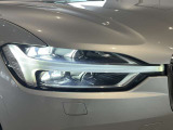 LEDヘッドライトは北欧神話でのトールハンマーがスタイリッシュなデザイン性となっており他車を魅了します。