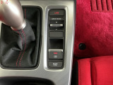 パーキングブレーキはスマートな電子制御式と合わせて渋滞時等にブレーキペダルから足を離しても停車状態を保持してくれるオートブレーキホールド機能で運転が楽になります。スタートはアクセルペダルを踏むだけ
