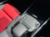 メルセデスのシートは少し硬めになっております。長時間の運転の際、適度な反発があることでお尻や腰の負担を減らす効果が御座います。
