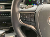 運転中、オーディオの操作をしてて、ハッとしたことはありませんか?ステアリングスイッチは、運転中でもハンドルでオーディオの操作が可能です。安全なドライブをサポートします。