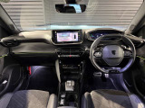 スッキリとまとめられた運転席周りで、運転を楽しくさせる内装です。まさにcockpitです!
