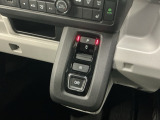 オートマチックシフト操作は最新式のボタン操作になります。インパネ周りもすっきりでデザイン性も高いです♪