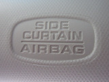 サイドカーテンエアバックシステムは、側面衝突時に大人から子供までさまざまな体格の乗員の頭部や頚部を広範囲で保護。特にセンターピラーへの頭部衝突を防ぐ展開性能を実現しています。