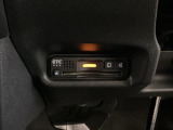 ハンドルの左下にETCがついています。高速道路の料金所の通過も楽々です。 カードの取り出しもしやすい場所についています。