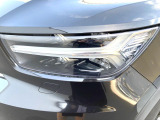 【LEDヘッドライト】ハイビームを先行車や対向車にあてず、その両サイドではハイビーム照射を維持。見える範囲が段違いに広くなりました。北欧神話に登場するトールハンマーをモチーフにデザイン。