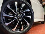 【純正アルミホイール】外観にマッチした純正アルミホイールを装着しております。各種社外アルミホイールや、スタッドレスタイヤも取扱いしております。是非ご相談ください♪