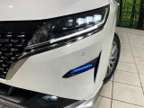【LEDヘッドライト】悪天候や夜間走行時も良好な視界を確保し安心して運転できる高輝度LEDヘッドライトを装備!点灯速度が早く、消費電力も抑えられています。