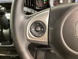 ステアリングにオーディオ操作スイッチが付いています。オーディオ画面に直接タッチしなくても操作が出来ますので、運転に集中できます。